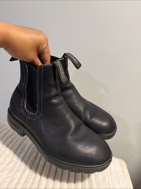 Blundstone Black Leather Chelsea Boots with Contrast Stitching